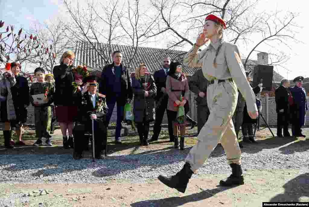 Украина, 4 марта: парад, организованный для 97-летнего ветерана Второй мировой войны (он сидит на стуле) в контролируемом сепаратистами городе Докучаевске в Донецкой области. Первый случай заражения COVID-19 в Украине выявили у человека, который посетил Италию и Румынию. По состоянию на 2 апреля в Украине более 800 заразившихся, 20 человек погибли.